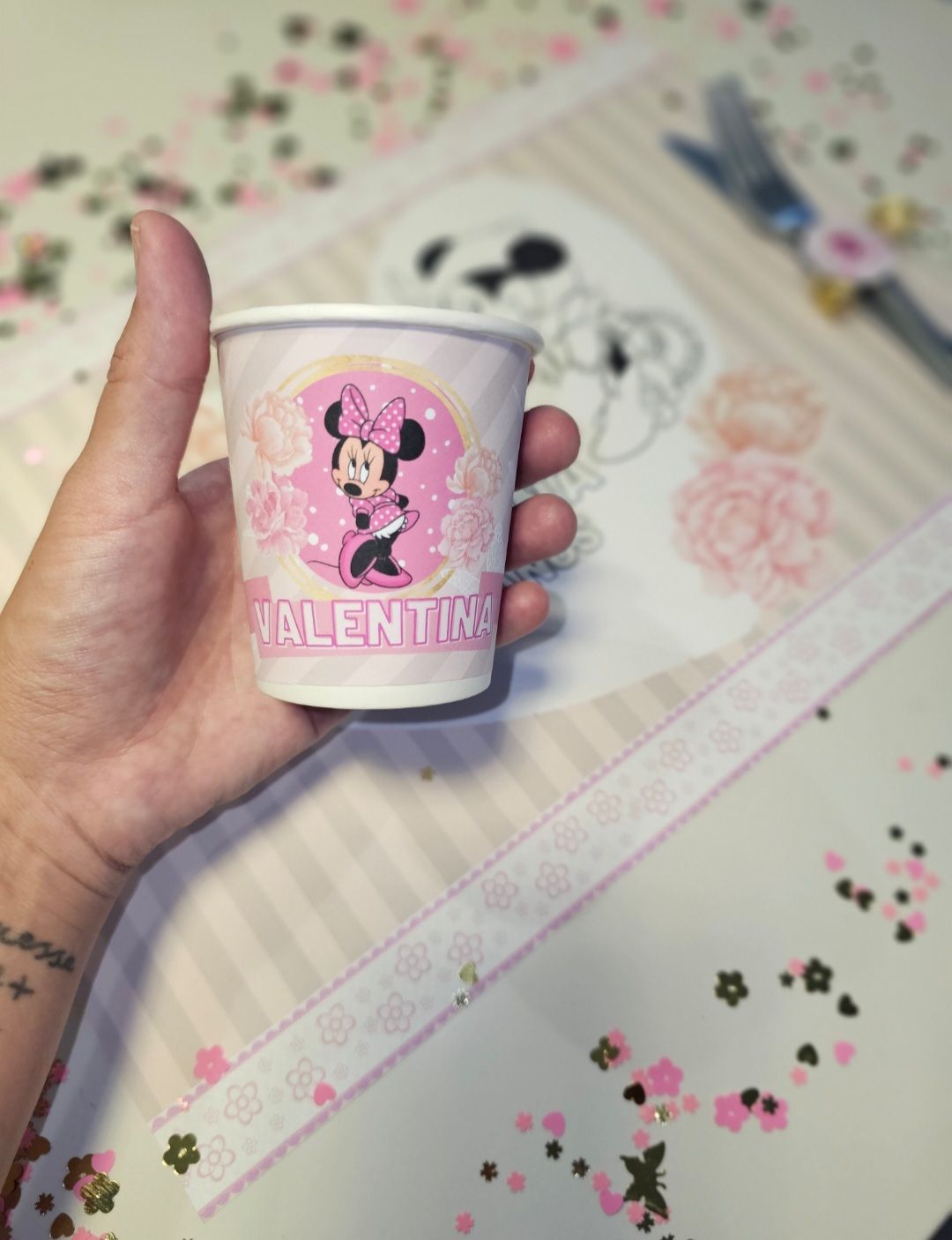 Una persona sostiene una taza con Minnie Mouse en ella.