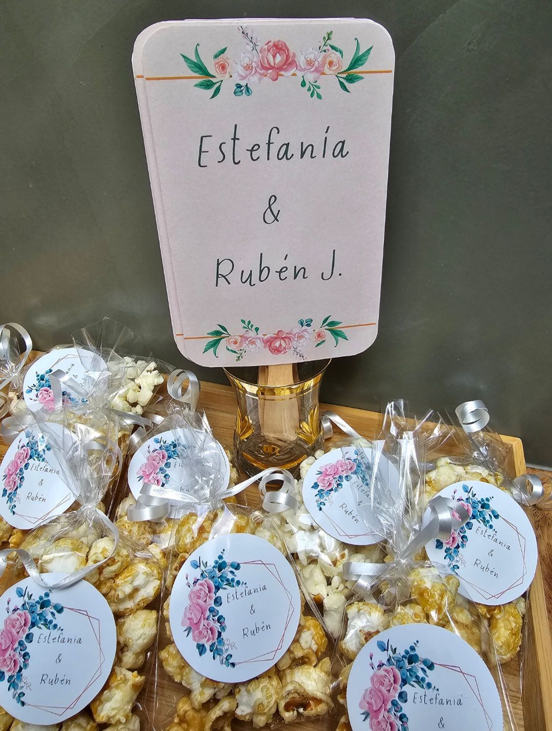 Una bandeja de palomitas con un cartel que dice estefania & ruben j.