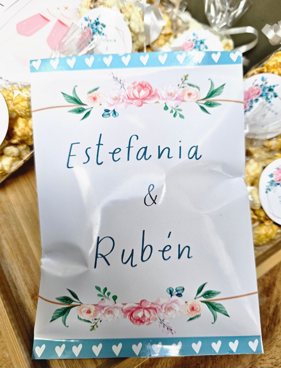 Una bolsa de palomitas con un cartel que dice Estefanía y Rubén.