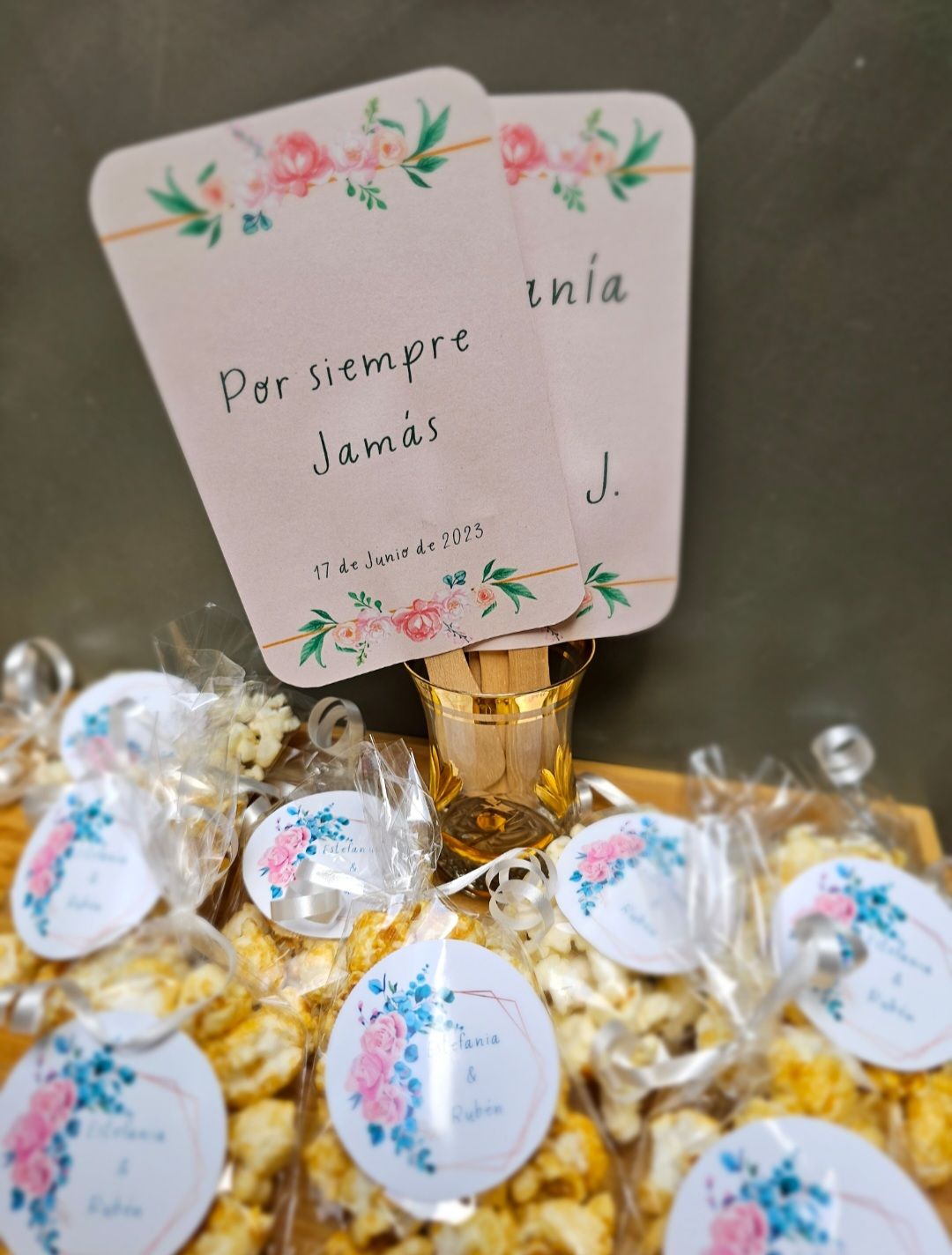 Un montón de bolsas de palomitas de maíz con un cartel que dice 