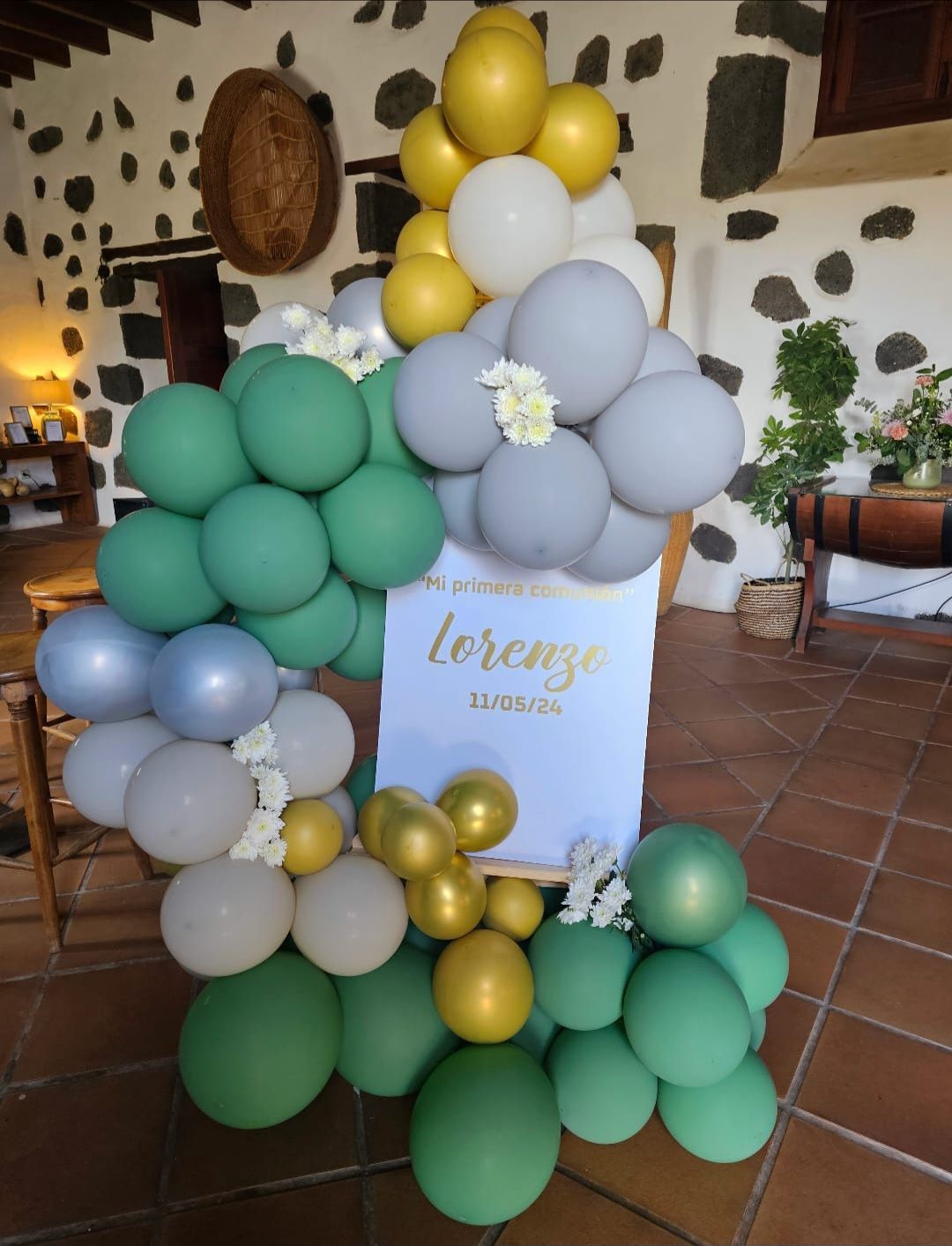 Un montón de globos con un cartel que dice lorenzo