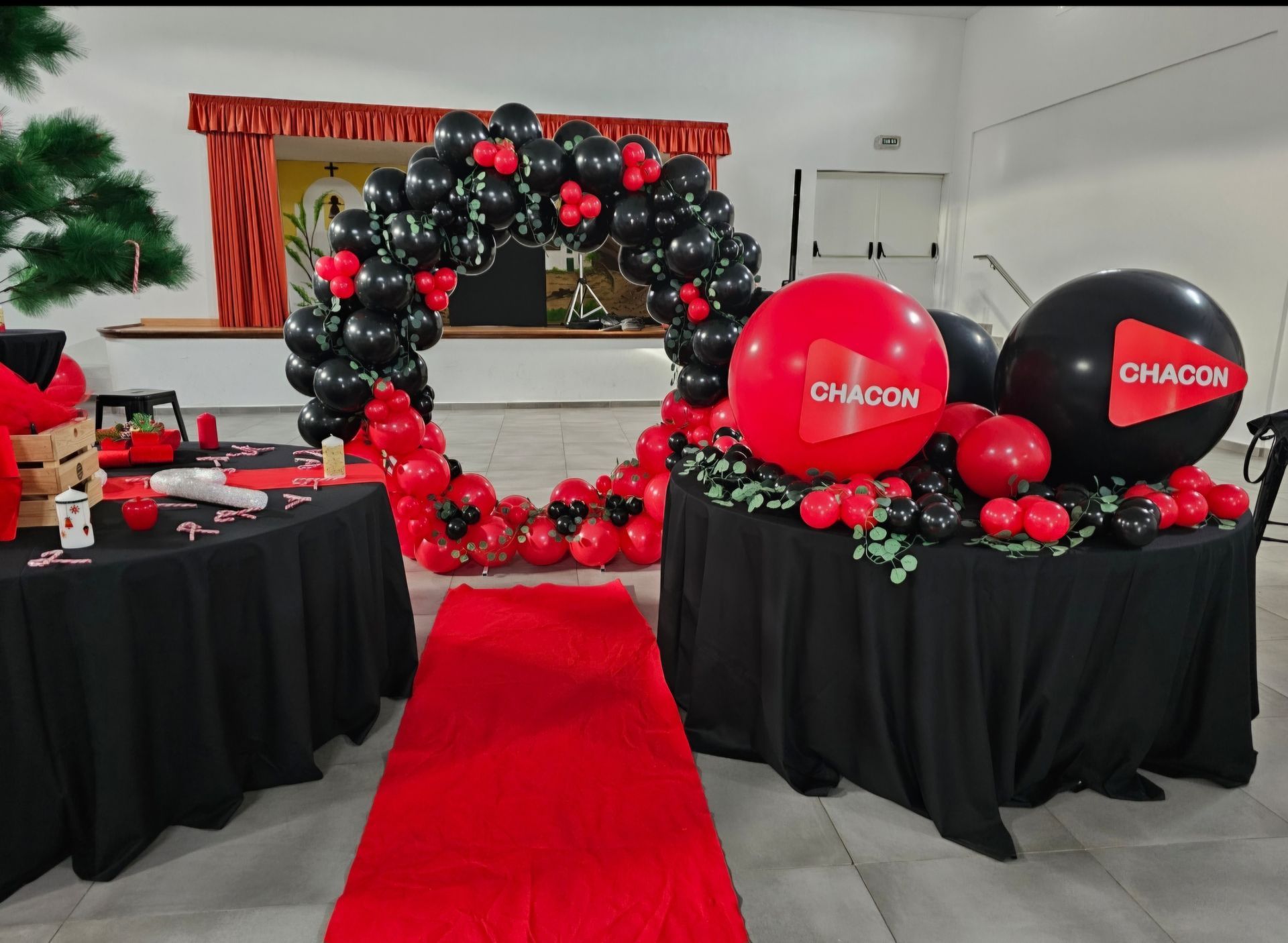 Un globo rojo y negro con la palabra chacón.