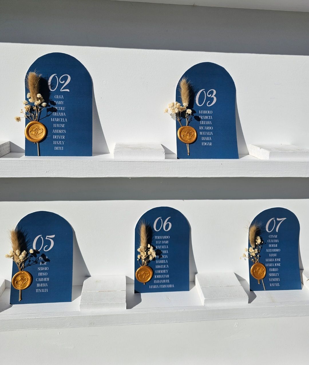 Una fila de placas azules con números en ellas