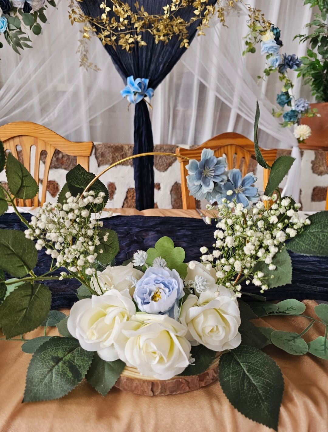 Una mesa con flores y gypsophila sobre ella.