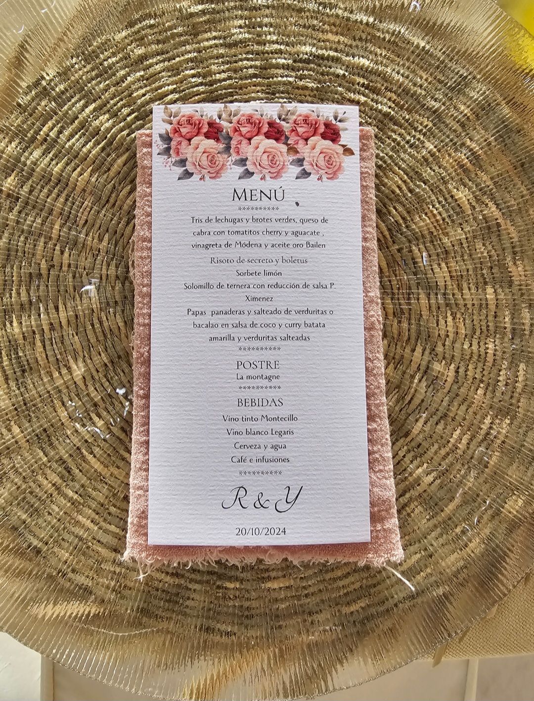 Un menú está sobre una estera de mimbre.