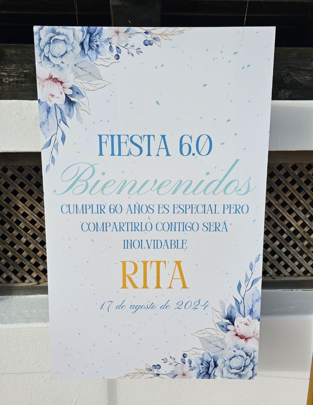 A sign that says fiesta 60 bienvenidos on it