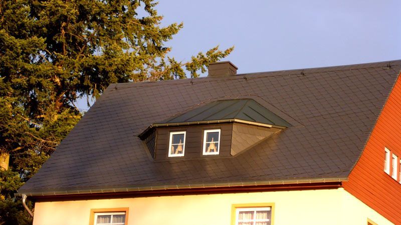 Mitarbeiter von Dachdeckermeister Herrmann deckt Dach