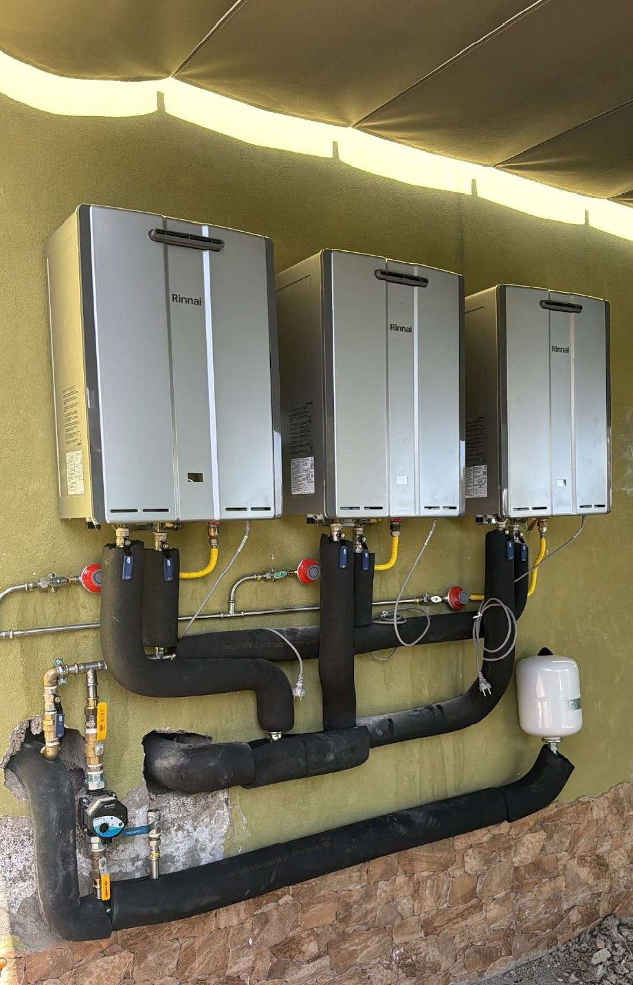 Máquina de hielo comercial de acero inoxidable y platos apilados en la cocina de un restaurante.