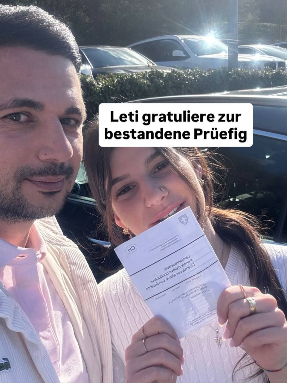 Personen posieren, eine hält ein Blatt Papier in der Hand, darüber der Text „Leti gratuliere zur bestandenen Prüfung“.