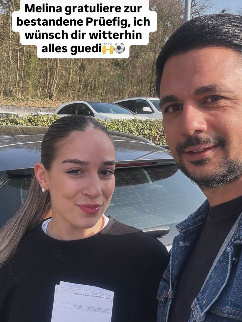 Personen stehen neben einem Auto. Daneben steht ein deutscher Text, der ihnen viel Glück für die Fahrprüfung wünscht.