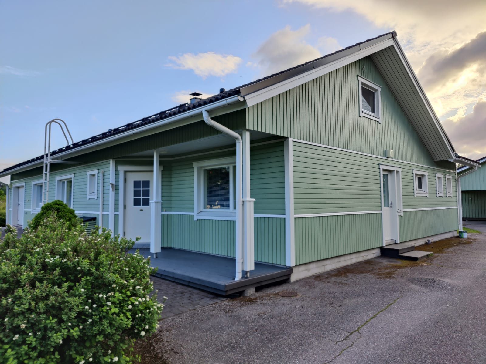 Omakotitalon maalaus