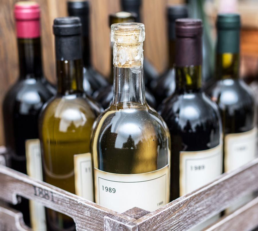 Varias botellas de vino están en una caja de madera