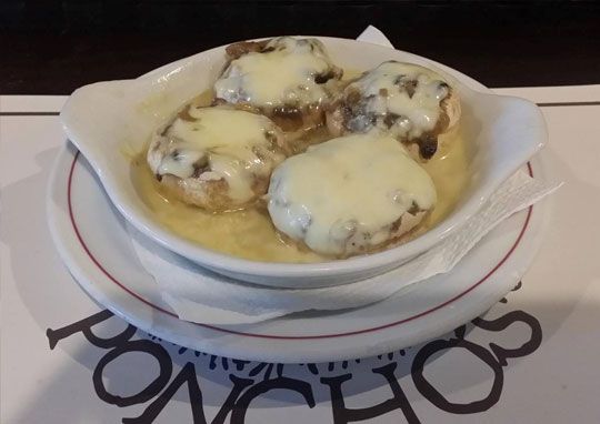 Un plato de comida con la palabra poncho.