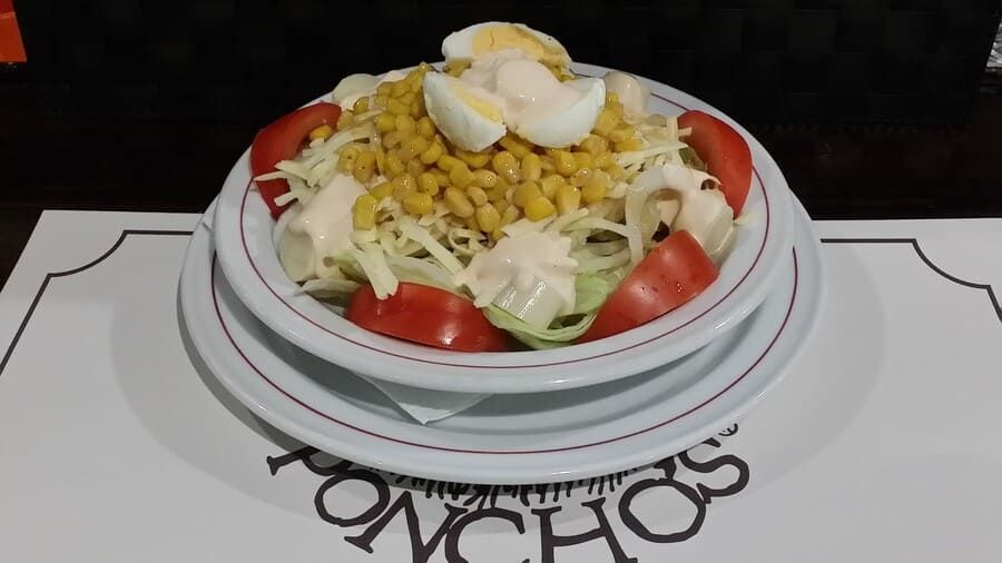 Un plato de comida con la palabra poncho escrita en él.