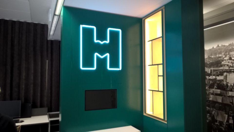 H-kirjain-somisteneon