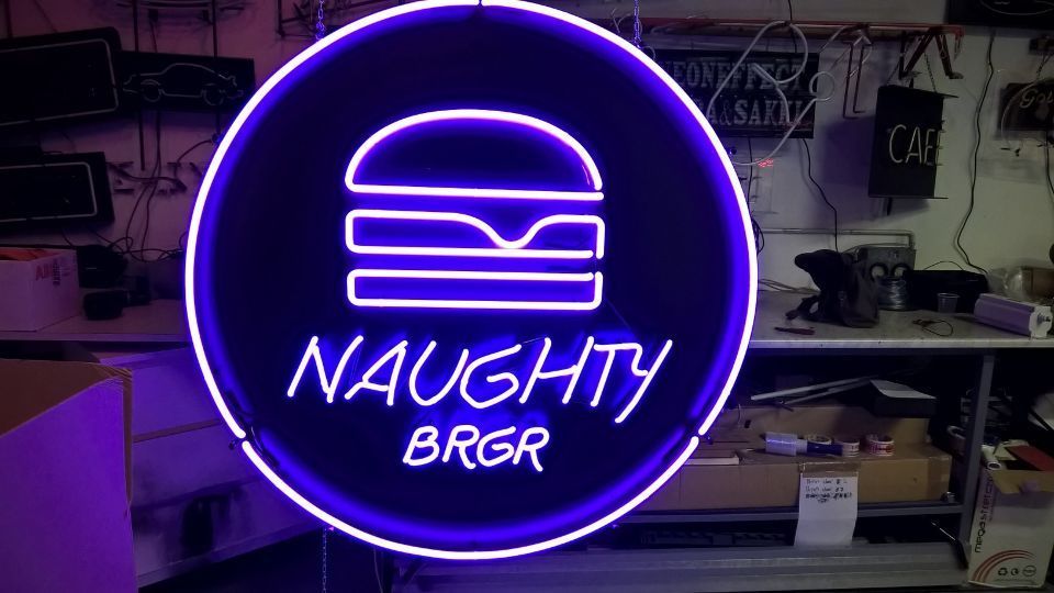 Naughty BRGR -valomainos