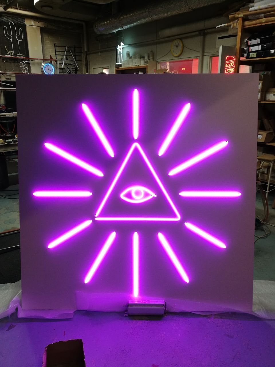 aikaa symboloiva somisteneon