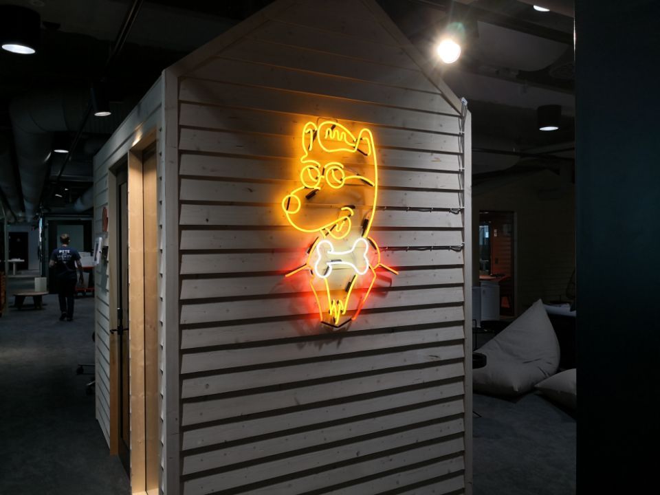 sarjakuvakoira-aiheinen somisteneon