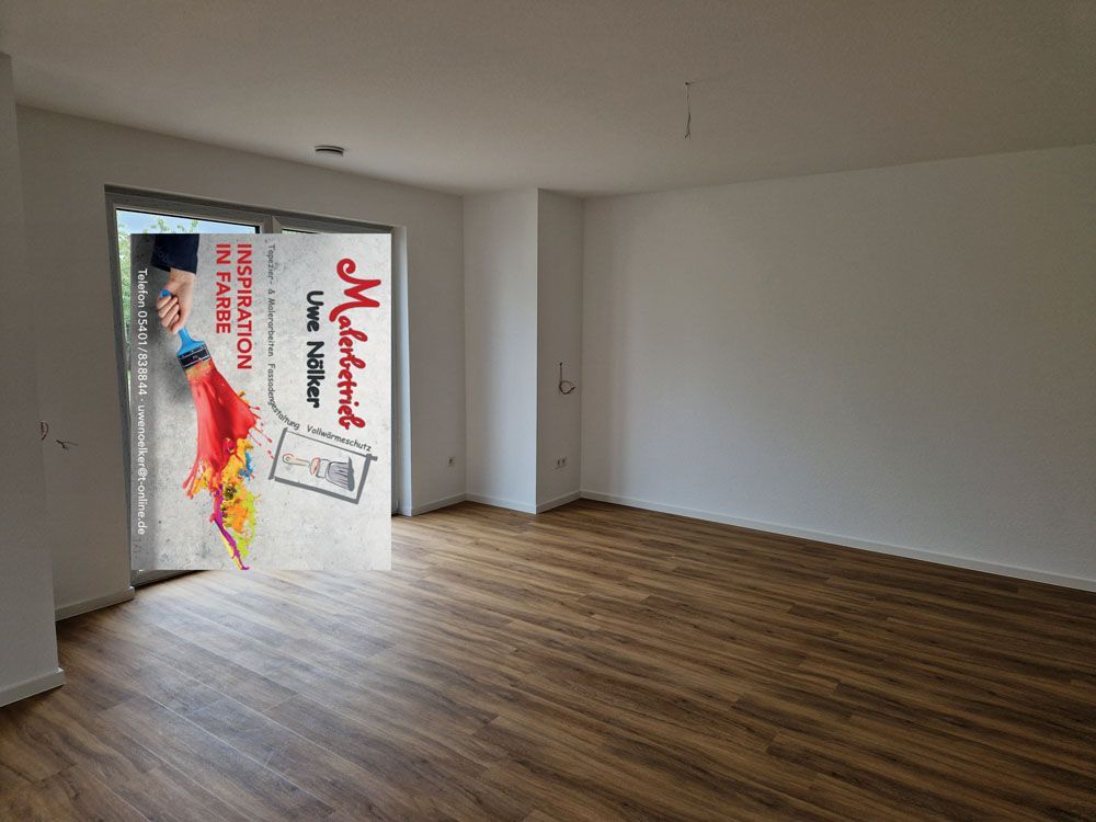 Ein leerer Raum mit Hartholzboden und einem Schild an der Wand.