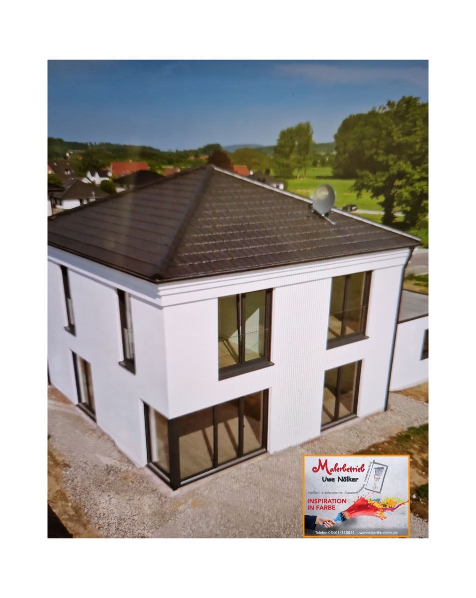 Eine Luftaufnahme eines weißen Hauses mit einem braunen Dach