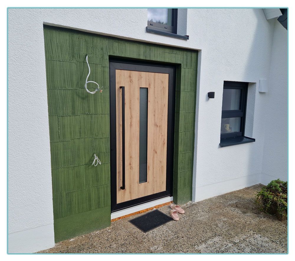 Ein Haus mit einer Holztür und einer grünen Wand