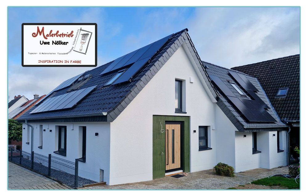 Ein weißes Haus mit Sonnenkollektoren auf dem Dach