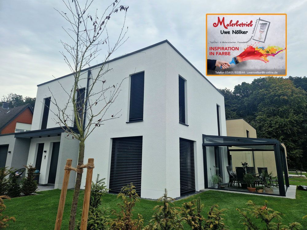 Ein weißes Haus mit einem Schild mit der Aufschrift