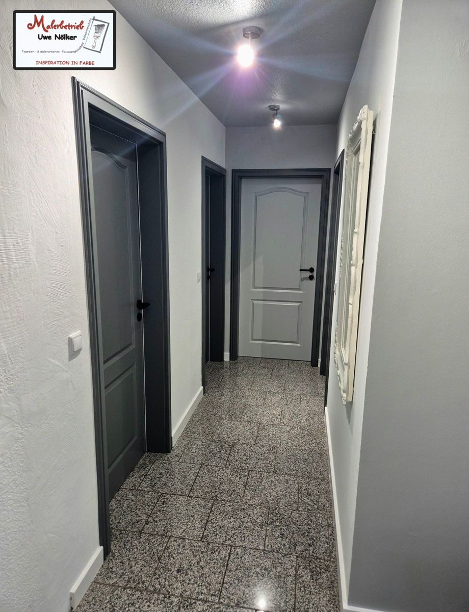 Ein Flur mit einem Schild an der Wand, auf dem steht: Mein Freund