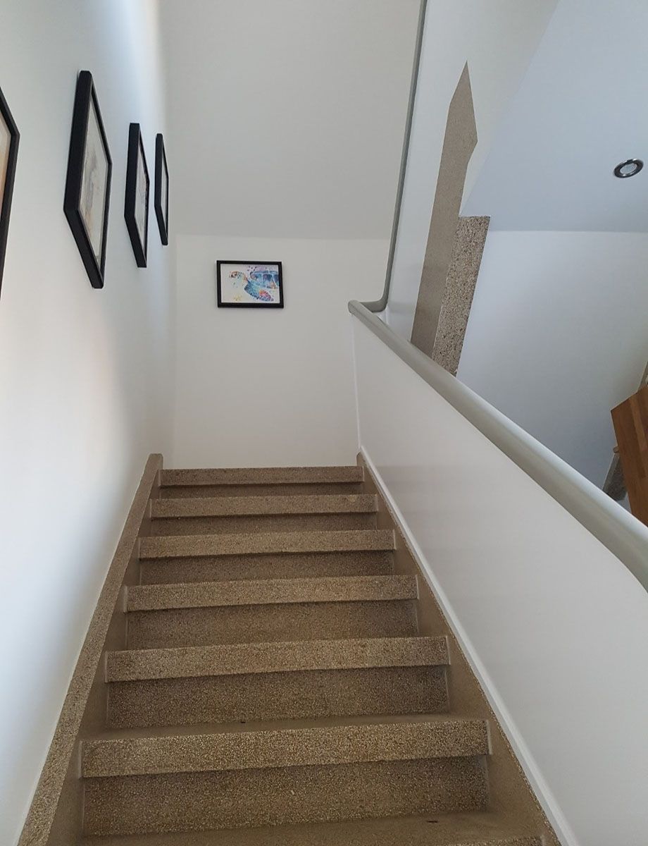 Eine Treppe, die in den zweiten Stock eines Hauses führt