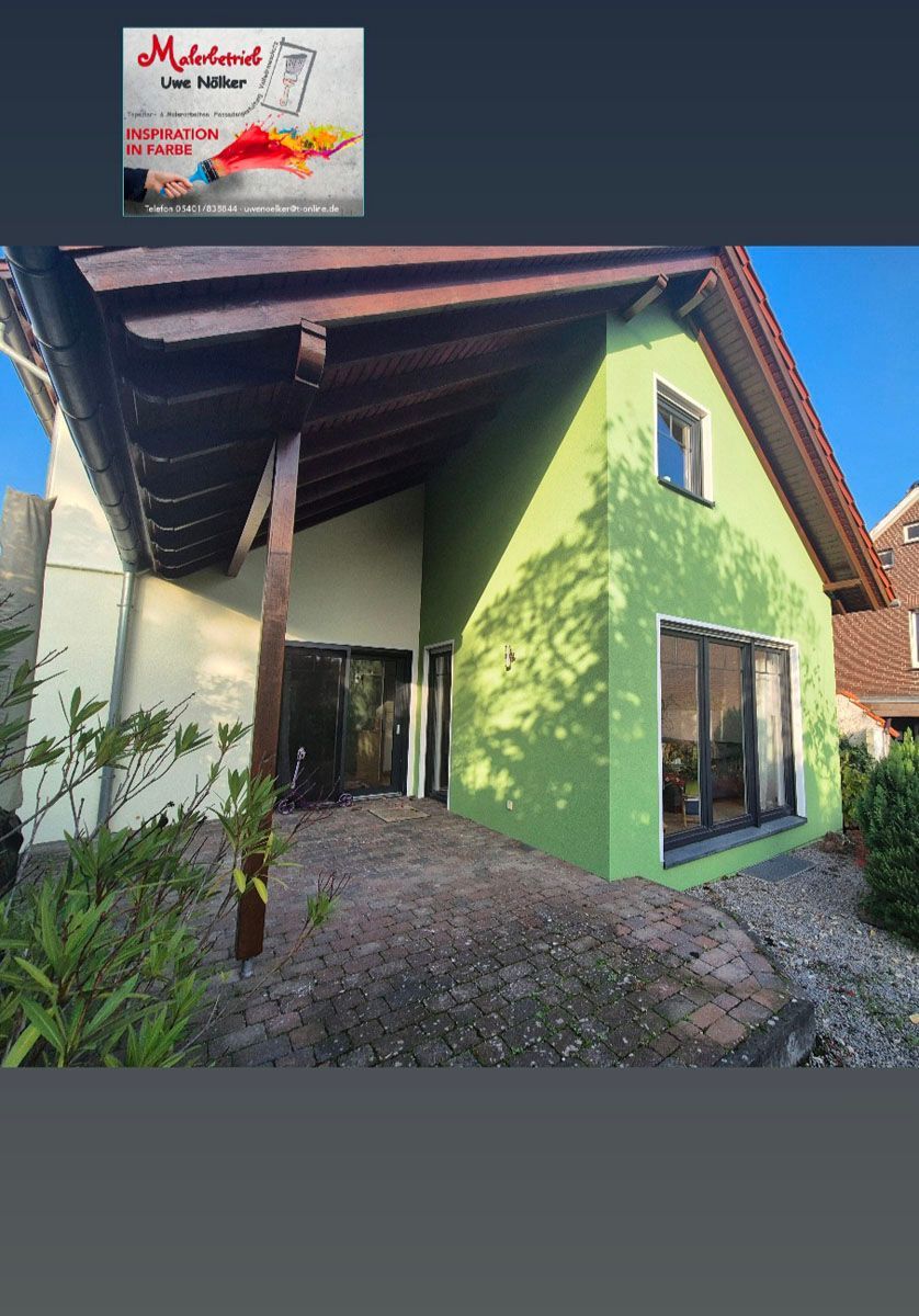 Ein Gewächshaus mit Holzdach und Terrasse