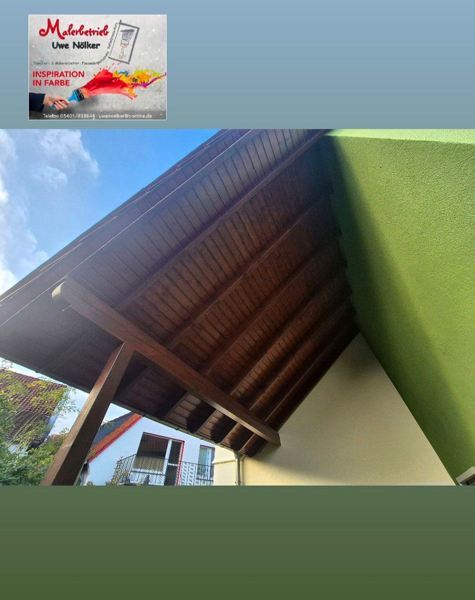 Ein Bild von einem Holzdach neben einer grünen Wand