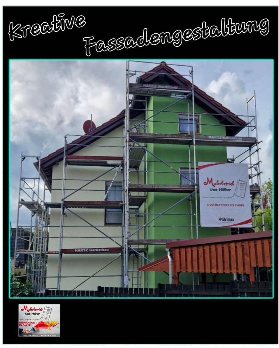 Ein grün-weißes Gebäude mit Gerüst darum herum