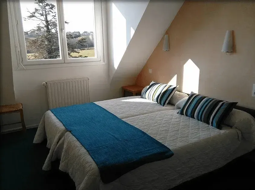 Chambre avec deux lits simples