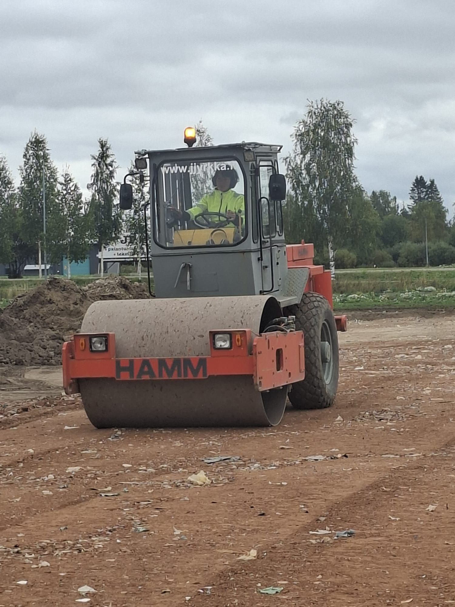 Kaivinkoneurakka teiden ja pihojen pohjustamiseen Haapavedellä.