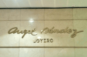 Letras doradas sobre una pared de azulejos dicen