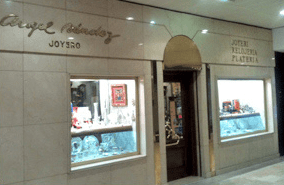 Joyería con escaparates de cristal, cartel que dice