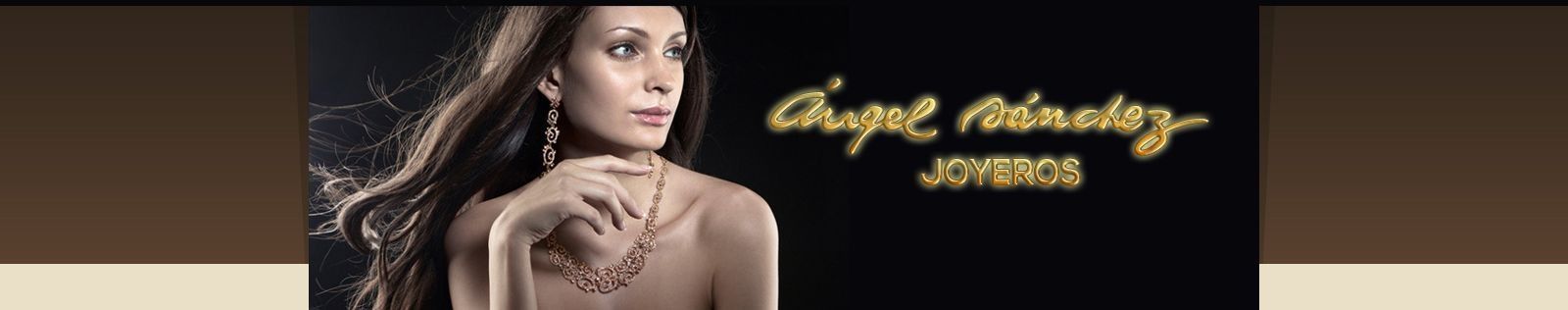 Mujer con cabello largo luciendo joyas, logo de joyería en la esquina.