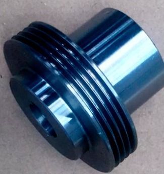 Un primer plano de un objeto de metal azul sobre una mesa.
