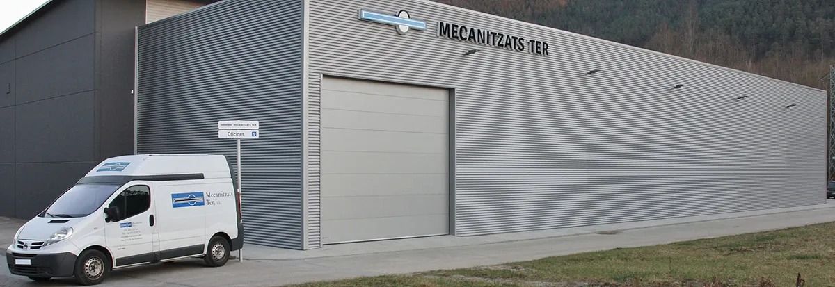 Una camioneta blanca está estacionada frente a un gran edificio.