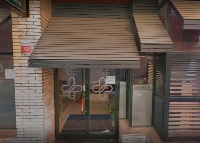 La puerta de entrada de un edificio con un dosel sobre ella.