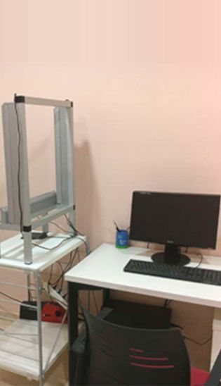 Una computadora está sentada sobre un escritorio en una habitación.
