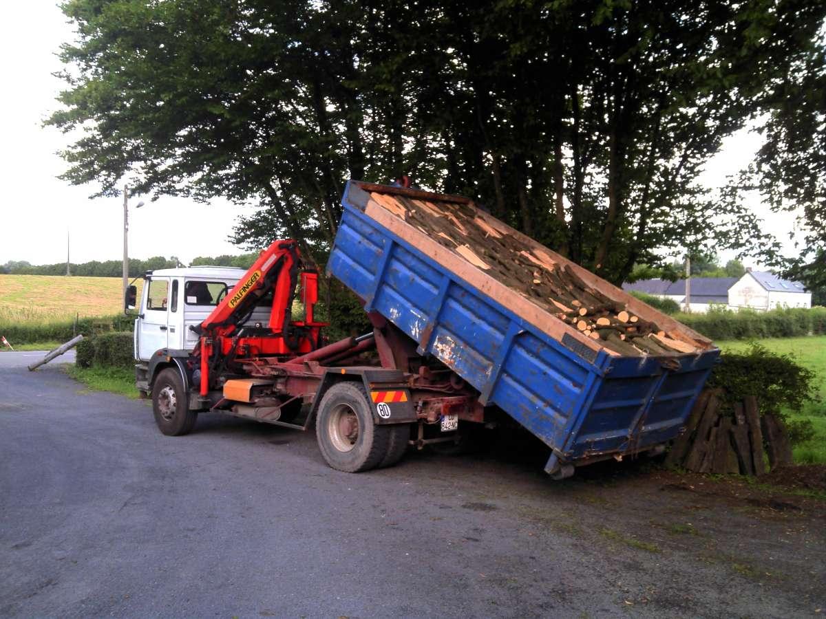 La SARL DVSE assure le façonnage et la vente de bois de chauffage à Fontaine-au-Bois