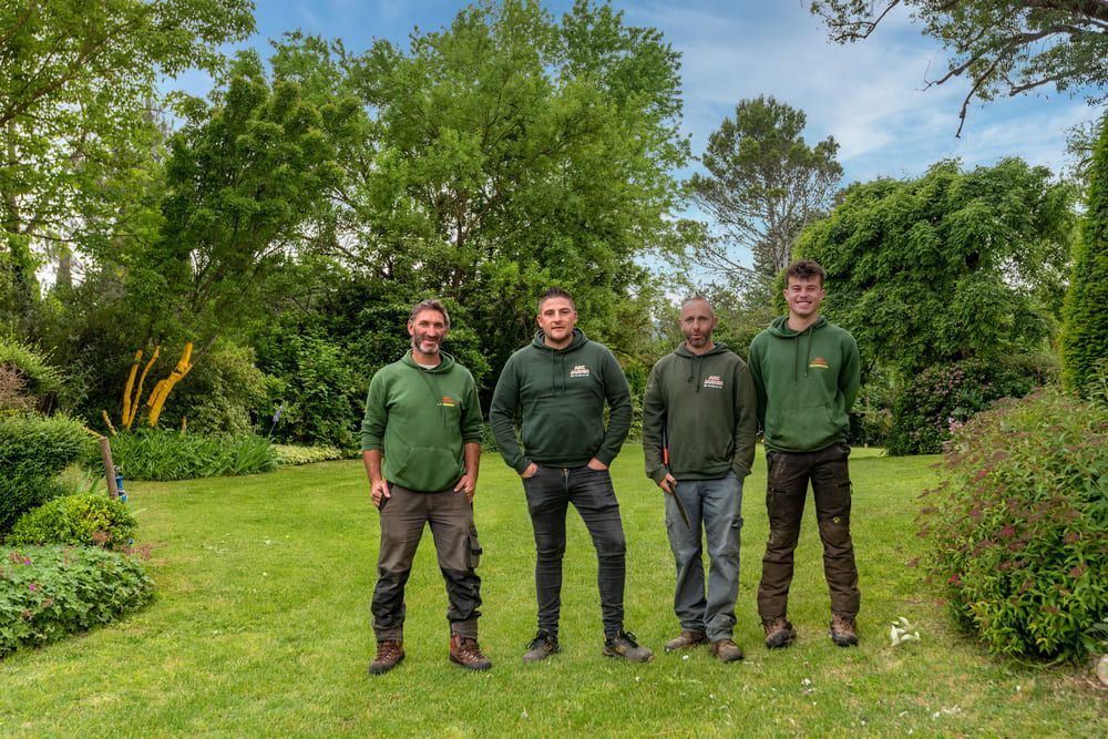 Equipe d'ABC Jardin prenant la pose dans un jardin