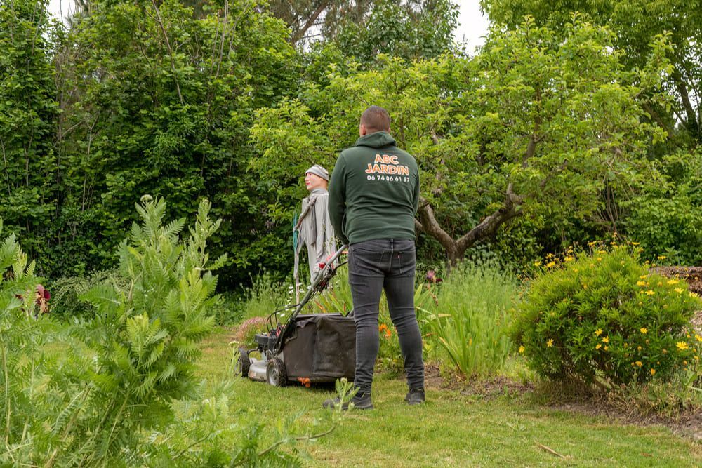 Employé en train de tondre la pelouse
