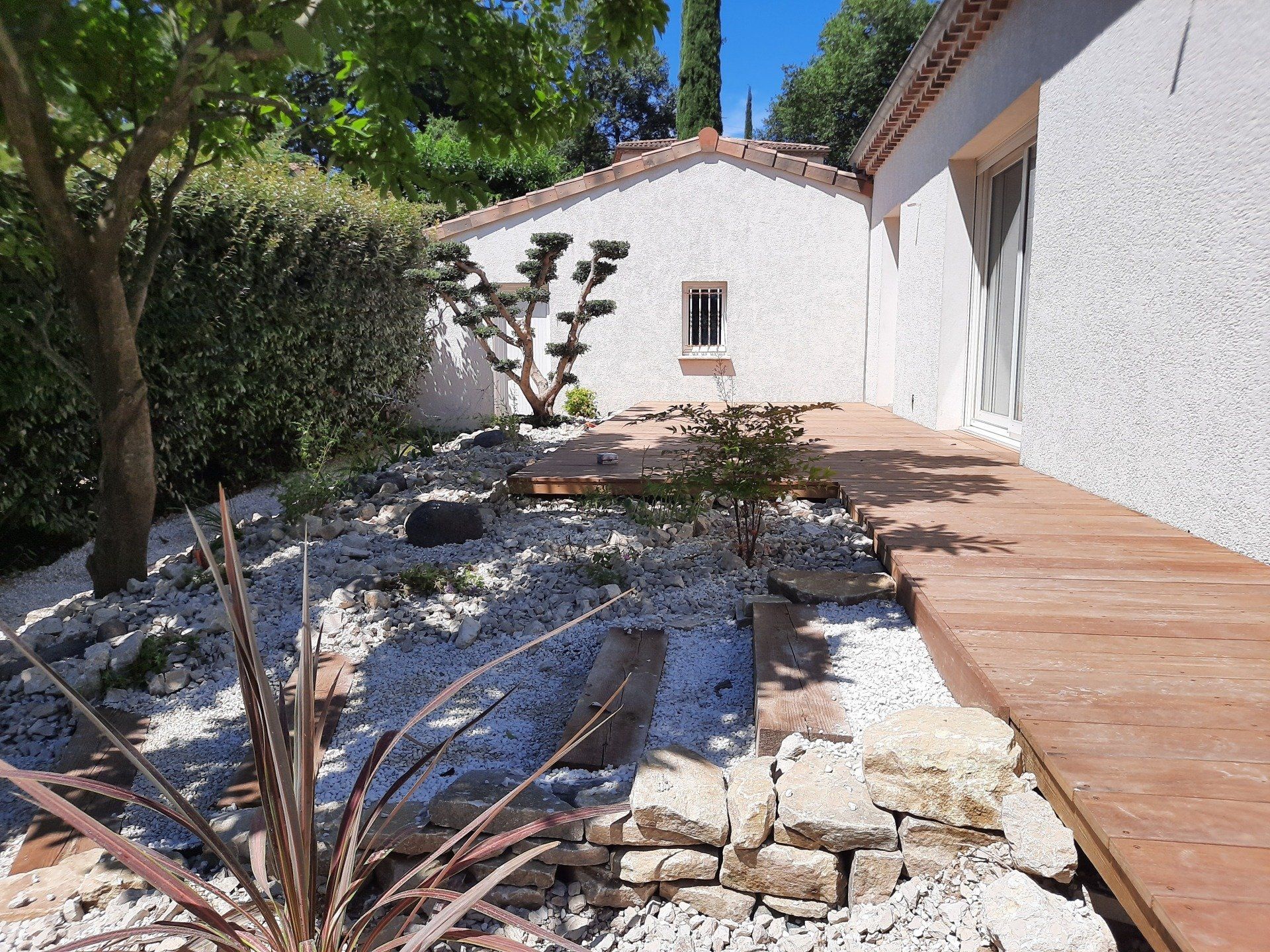 Terrasse en bois entouré par des plantes