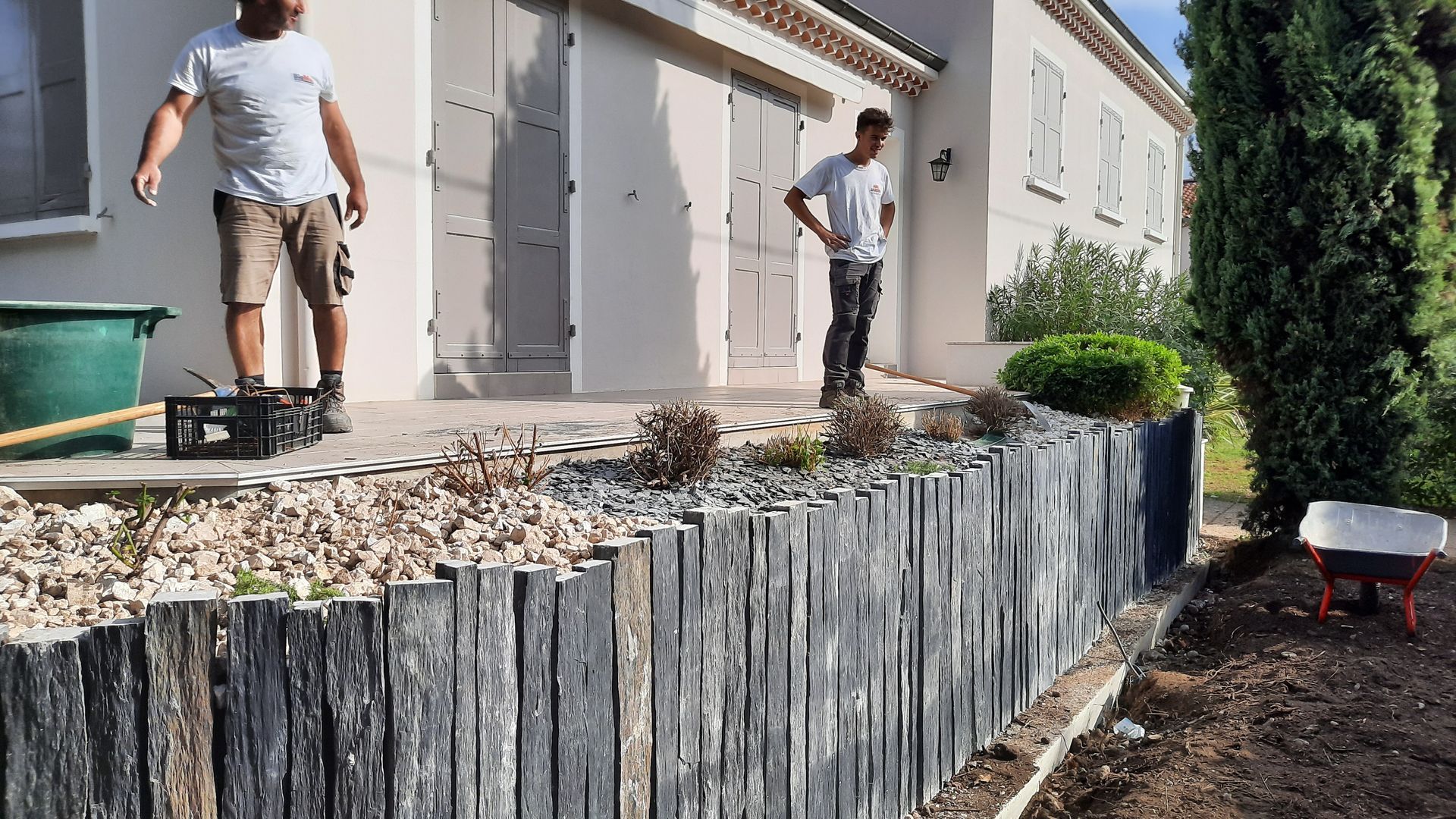 Muret en pierre délimitant une allée de jardin