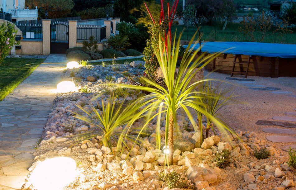 Installation d'éclairage extérieur dans un jardin