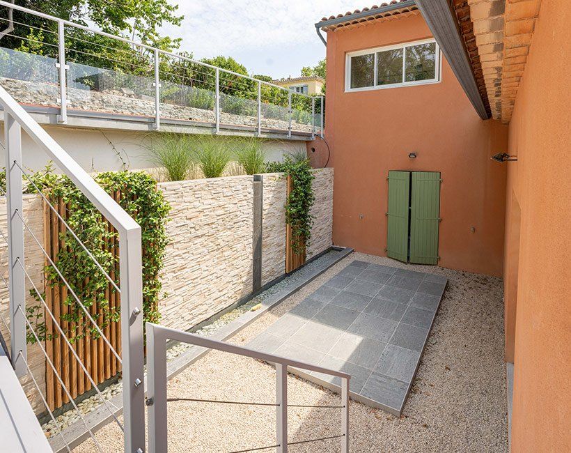 Cour intérieure comportant un dallage