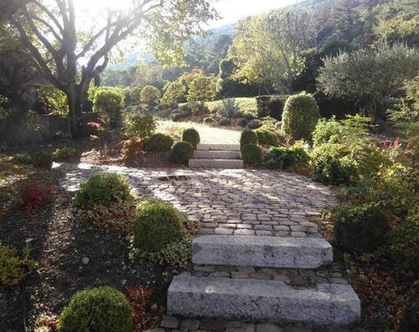 Allée pavée et petit escalier