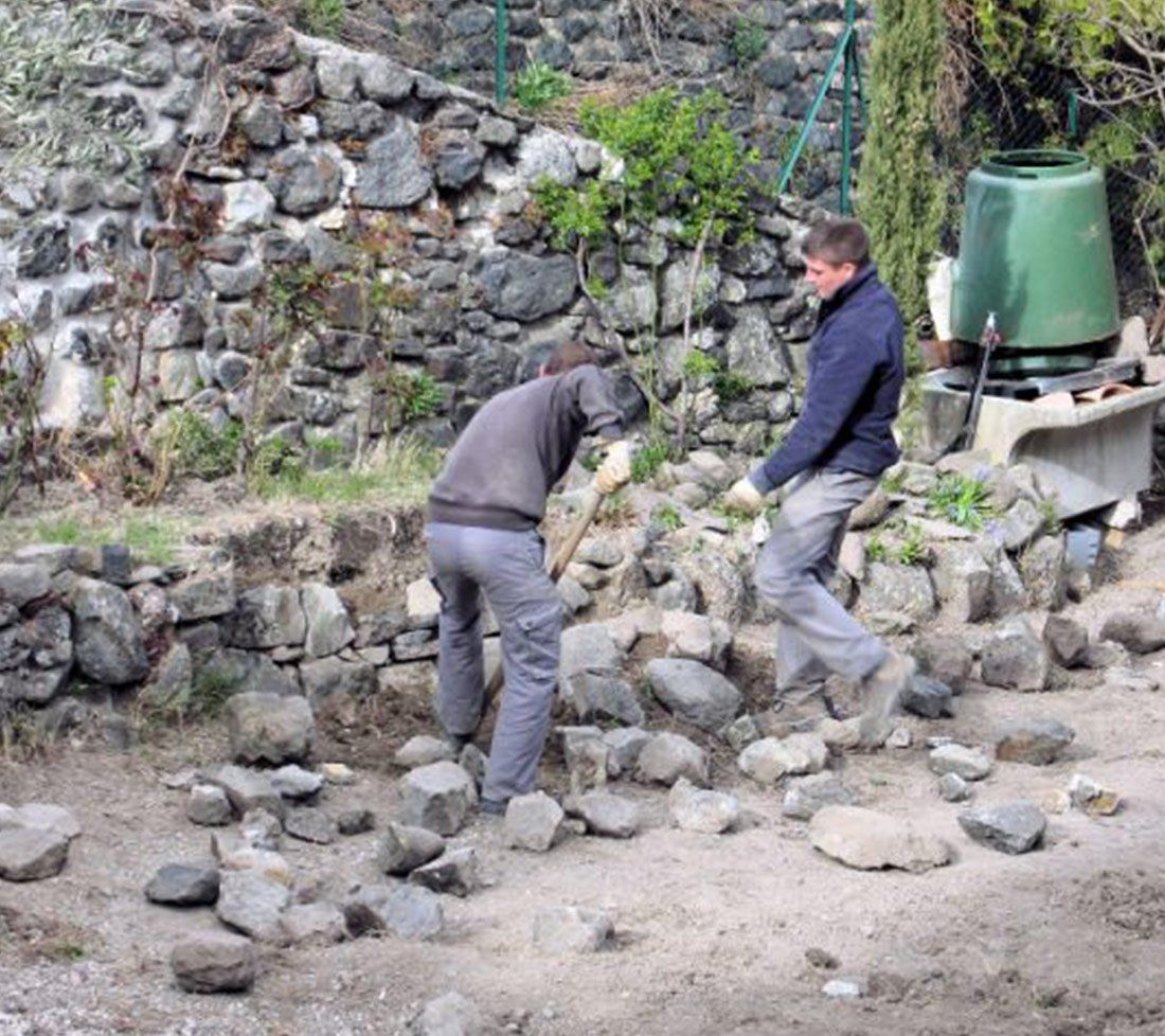 Construction d'un muret en pierre